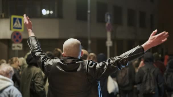 O fascista raspado comporta-se provocativo entre a multidão de pessoas. Perturbador skinhead. — Vídeo de Stock