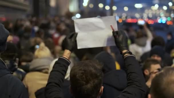 Rellen persoon op vreedzame protest met bordje in handen marcheren op straat rally — Stockvideo