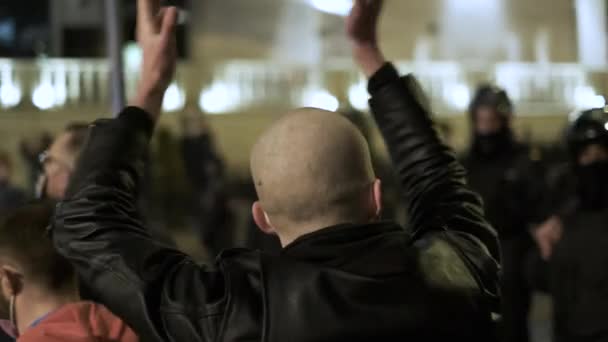 Fascist skinhead huligan provocera polisen med störande närvaro. Skallig fläkt. — Stockvideo