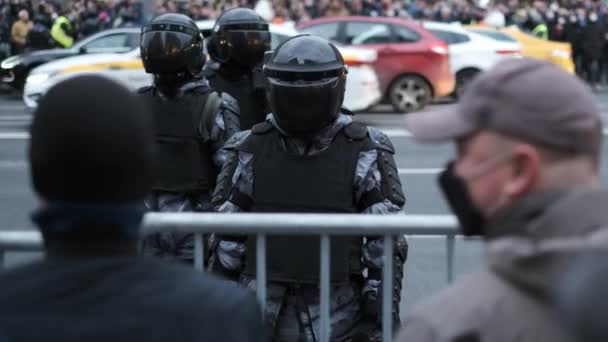 Бунтівні поліцейські оператори в захисних жилетах, шоломах і візорах броні.. — стокове відео