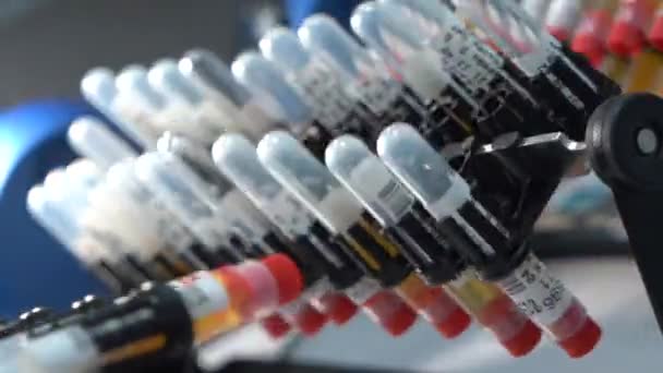 Pandemische coronavirus ziekte vaccinatie bloedonderzoek. Injecatierek met doses. — Stockvideo