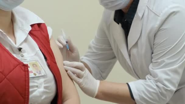 Infirmière qualifiée injecte des médicaments anti-coronavirus. Vaccination des patients Covid 19. — Video