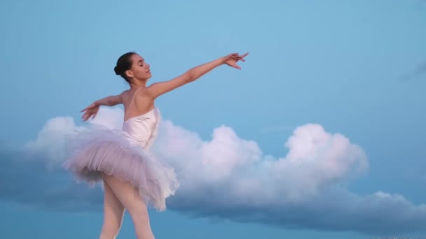 Romantische Ballerina tanzt Ballett Hintergrund Wolken. Leichtigkeit bewegt Tänzerin — Stockvideo