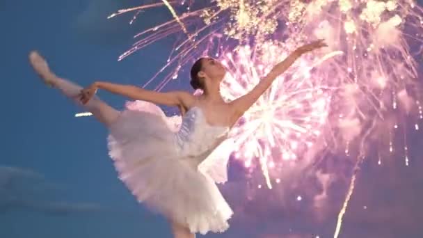 Ballerina tanzt erstaunliches Ballett bei Hintergrundglut Feuerwerk auf Dach Nacht Stadt. — Stockvideo