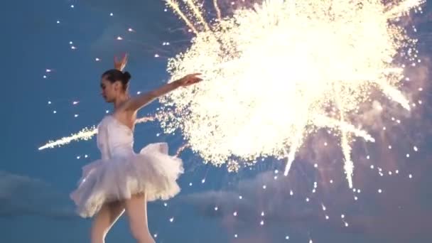 Bailarina dançarina desempenho menina graciosa balé fundo fogos de artifício cintilantes — Vídeo de Stock