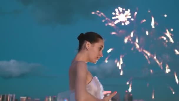 Bailarina dançarina desempenho menina graciosa balé fundo fogos de artifício cintilantes — Vídeo de Stock