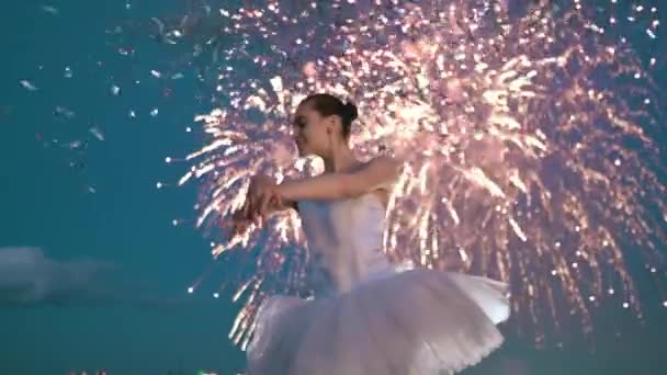 Bailarina bailando increíble ballet en el fondo brillo fuegos artificiales en la ciudad de la azotea noche. — Vídeo de stock