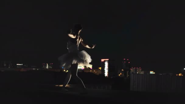 La ballerina di ballerina di sagoma prepara il balletto in città di notte. Ragazza performance danza — Video Stock