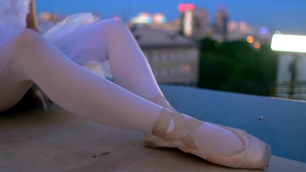 エレガントなバレリーナの屋根の都市に座ってシーンバレエを準備します。美しい女の子ダンサー. — ストック動画
