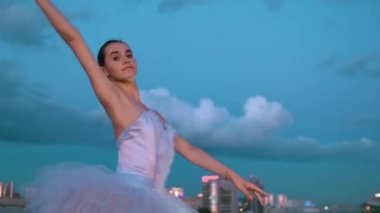 Balerin performansı, arka planda bale, akşam kenti. Romantik kız dansçı.