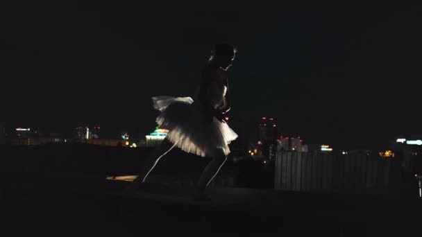 ซิลูเอทบัลเล่ต์ยืดหยุ่นเต้นบัลเล่ต์เมืองกลางคืน เตรียมนักเต้นหญิง . — วีดีโอสต็อก