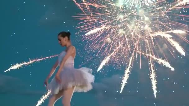 Ballerina Tänzerin Frau Leistung anmutig Ballett Hintergrund funkelndes Feuerwerk — Stockvideo