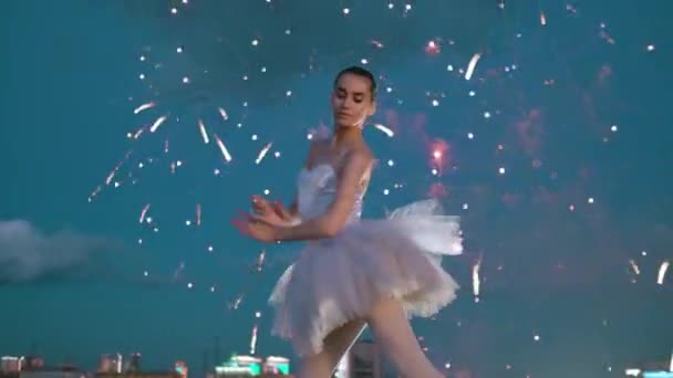Ballerina-Tanz-Pirouette: Ballett feiert buntes Feuerwerk auf Dach. — Stockvideo