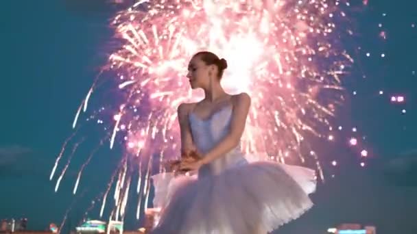 Ballerina-Tanz-Pirouette: Ballett feiert buntes Feuerwerk auf Dach. — Stockvideo