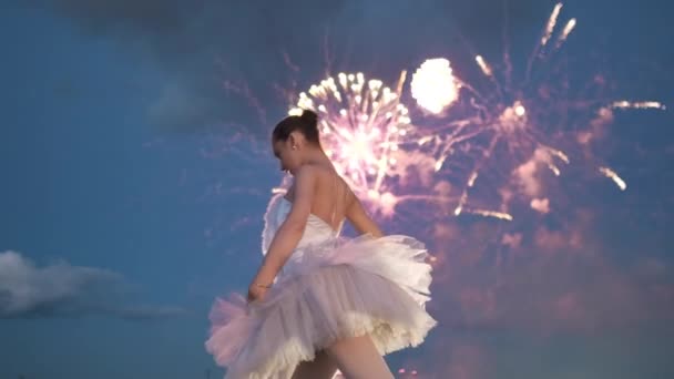Balerina taniec piruet niesamowite balet świętować kolorowe prace ognia na dachu. — Wideo stockowe