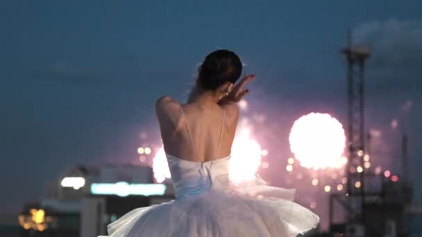 Ballerina tanzt erstaunliches Ballett bei Hintergrundglut Feuerwerk auf Dach Nacht Stadt. — Stockvideo