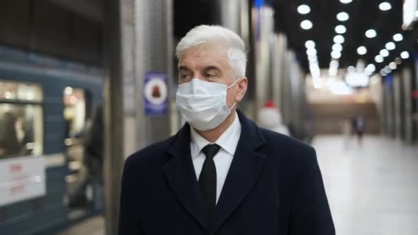 Portret van trendy uitziende gemaskerde senioren lopend op metrostation. — Stockvideo