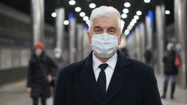 Járványügyi korlátozások a metróban. Idősek sétálnak arcmaszkban a metróban. — Stock videók