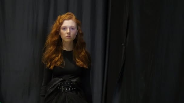 Ginger hair girl on women fashion show. Redhead model walking in vogue podium. — Stock Video