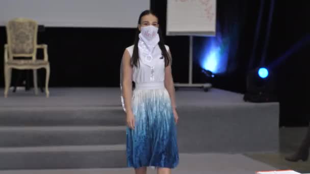 Samice modelky kráčející v ochranném obleku proti viru korony. Krytá móda. — Stock video