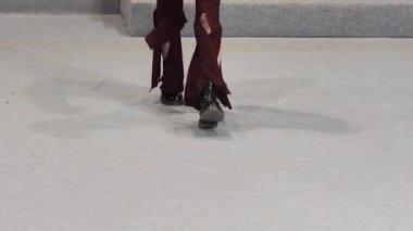 Giyinik moda şovu. Kırmızı kot ve çizmeli kız model bacakları. Vogue gösterisi.