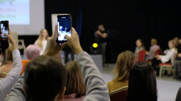 Spectator filming fashion catwalk defile show with smartphone. Runway stage show — Stock Video