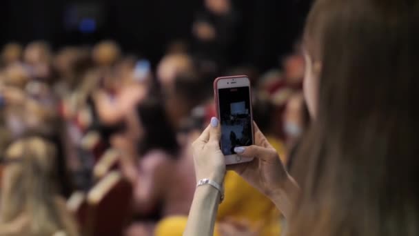 Girl filming model on fashion show catwalk. Smartphone in hands. Fashion vogue. — Stock Video