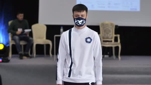유행하는 남자가 보호 해 주는 안티 코드 복장을 하고 있어. 코로나 바이러스 유행병 유행하는 옷. — 비디오