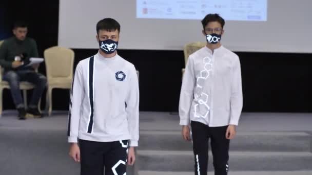 Two guys walking on fashion stage during coronavirus pandemic. Face mask. — Stock Video