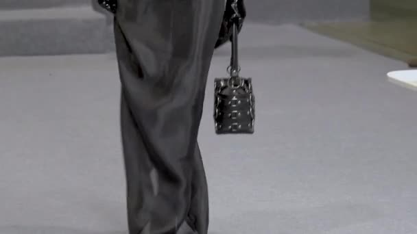 トレンディなブロンド女性モデルでサテンドレスでラテックス手袋を下に滑走路を歩く. — ストック動画