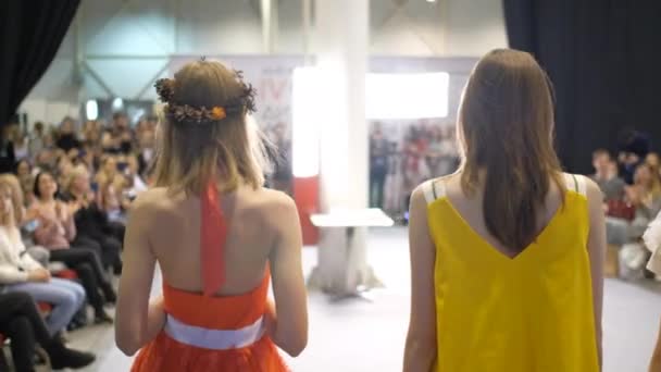 Quatro meninas posando no palco do desfile da semana da moda. Depois de brilho moda passarela elegante. — Vídeo de Stock