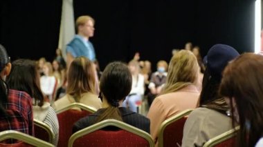 Genç sarışın manken erkek podyumunda yürüyor. Vogue podyumu.