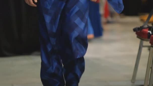 Desfile de moda asiático tradicional. Modelo masculino camina en el escenario en el hombre vestido de hanfu. — Vídeos de Stock