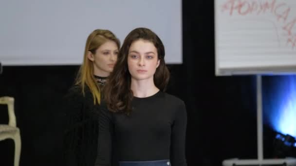 Brunette sur le podium pendant la semaine du défilé de mode. Vogue souillure de piste. — Video