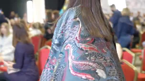 Жіноча модель ходить в азіатському традиційному одязі. Одяг ґламор - хакама.. — стокове відео