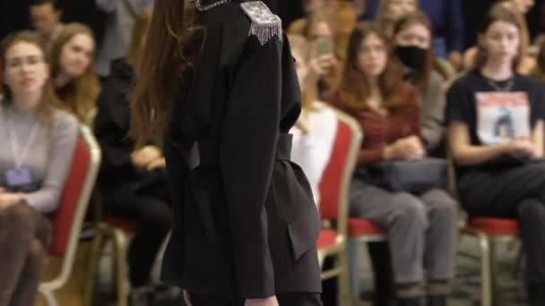 Chica epaulettes de plata marcha en la pasarela del desfile de moda. Bogue desfilar etapa podio — Vídeos de Stock