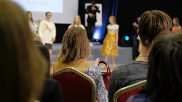 Chica posando en el escenario del desfile de moda en verano vestidos de primavera y vestidos de noche — Vídeos de Stock