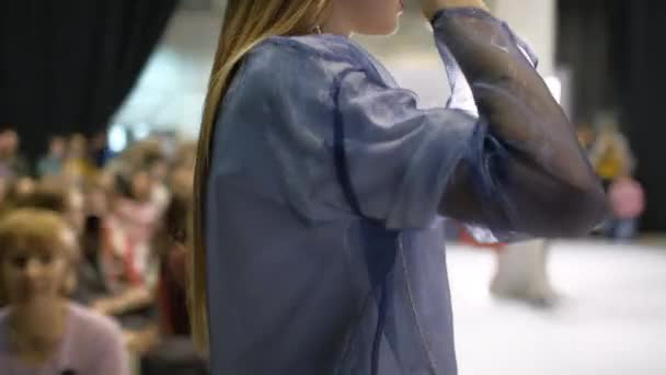女の子は透明な青いドレス、モデルのキャットウォークを表示します。ヴォーグファッション滑走路のプロフィール — ストック動画
