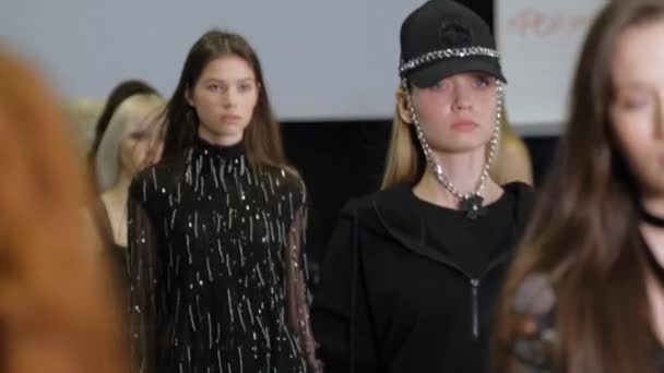 Fashionable people walking in row on trendy fashion stage show. Models catwalk. — Stock Video