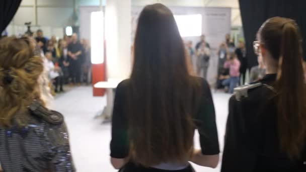 Menina modelo em pé na fase de desfile de moda após a desfiladeiro passarela. Podium posando. — Vídeo de Stock