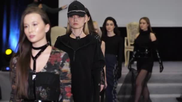 Les mannequins font la queue pour le défilé de mode de la semaine. Passerelle féminine. — Video