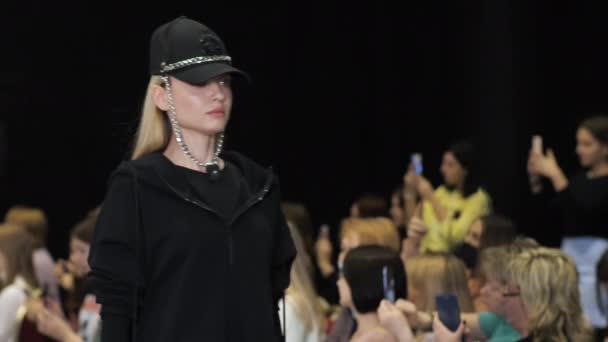 Several female models walking in row on fashionable luxury vogue show runway. — Stock Video