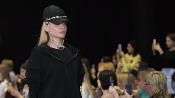 Vários modelos femininos andando em fileira na moda moda moda moda show pista. — Vídeo de Stock