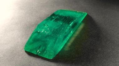 Çiğ, işlenmemiş zümrüt değerli taş filmi. Sert taş mineral kristalinin dönüşümlü çekimleri.