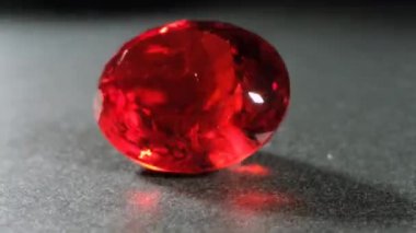 Kırmızı renkten değerli Beryl mineral kristali. Kesik değerli taşların yakın plan çekimleri.