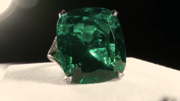 Macro filmen van grote groene smaragdgroene steen in sieraden ring. Koninklijke kristallen. — Stockvideo