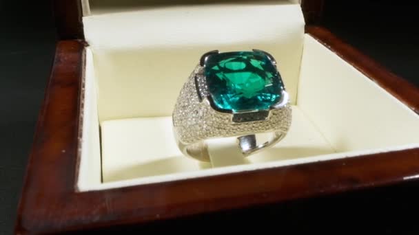 Finished cut gemstone in jewelry ring. Rotating shots of precious luxury stone. — Stock Video