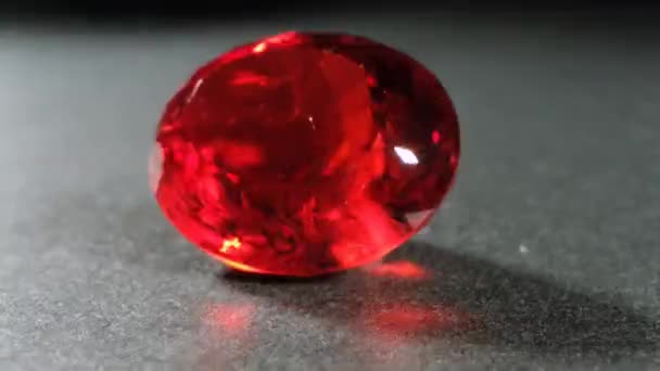 Ädelt beryll mineral kristall av röd färg. Närbilder av huggna ädelstenar. — Stockvideo
