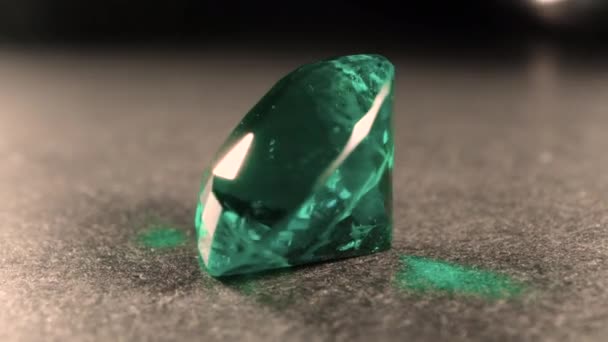 Rotating camera shots of isolated lying big green emerald. Treasure jewels. — Stock Video