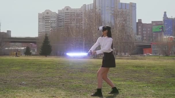 Esgrima de práctica guerrera femenina con espadas láser de sable de luz en gafas VR. — Vídeos de Stock